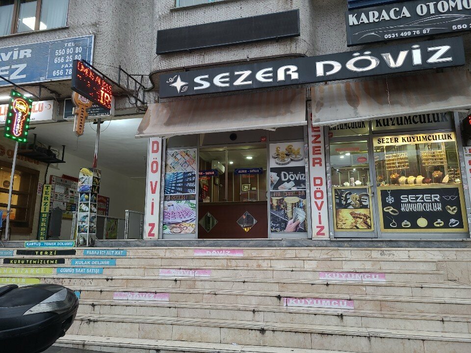 Sezer Döviz Güneşli mağaza cephesi ve girişi